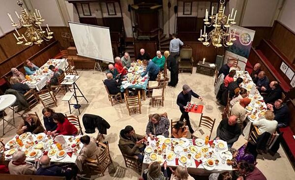Een avond van verbinding met een Iftar maaltijd in de Vermaning van Krommenie